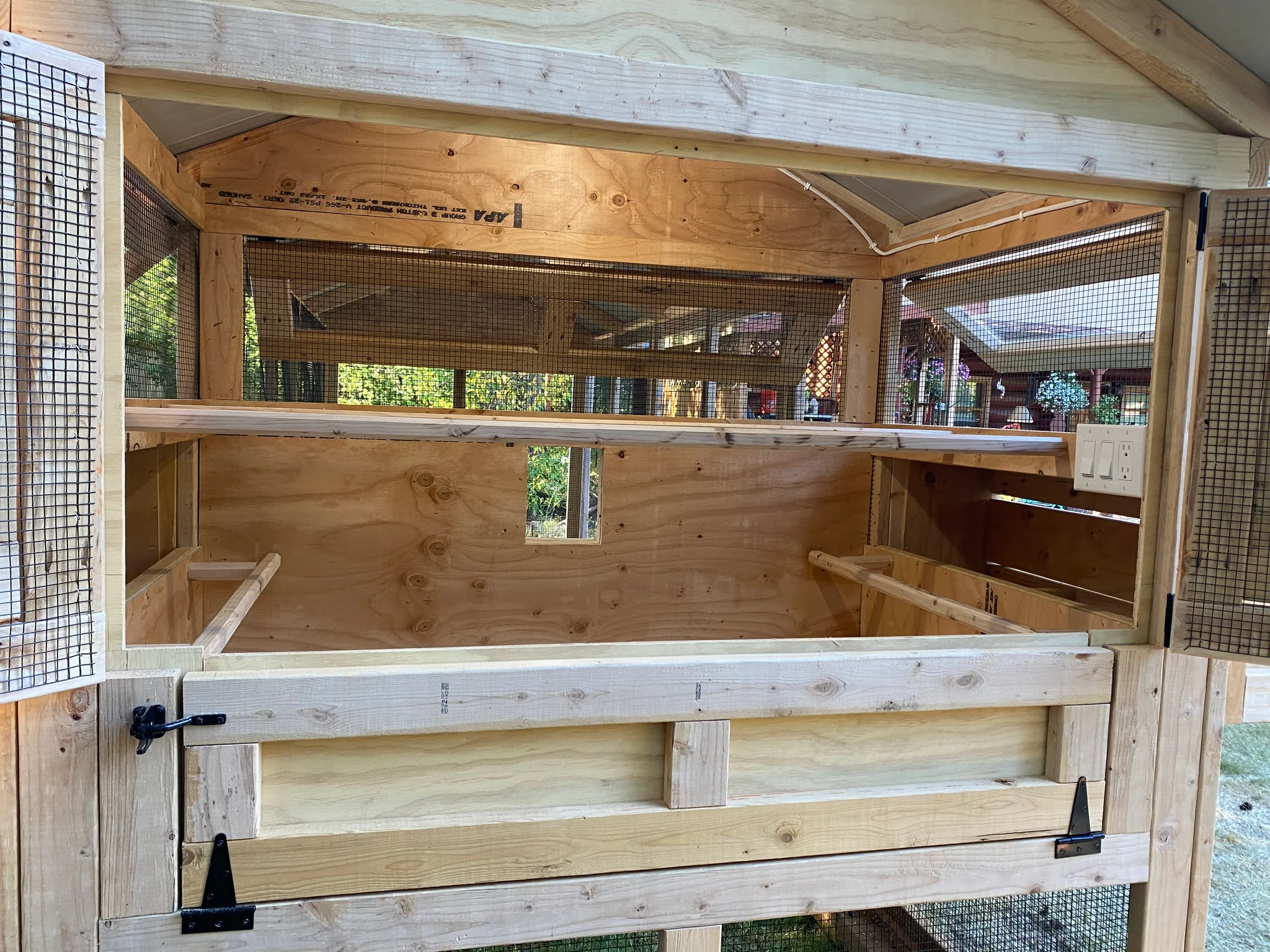 Walk-In Chicken Coop- 6′x12′x7.5′