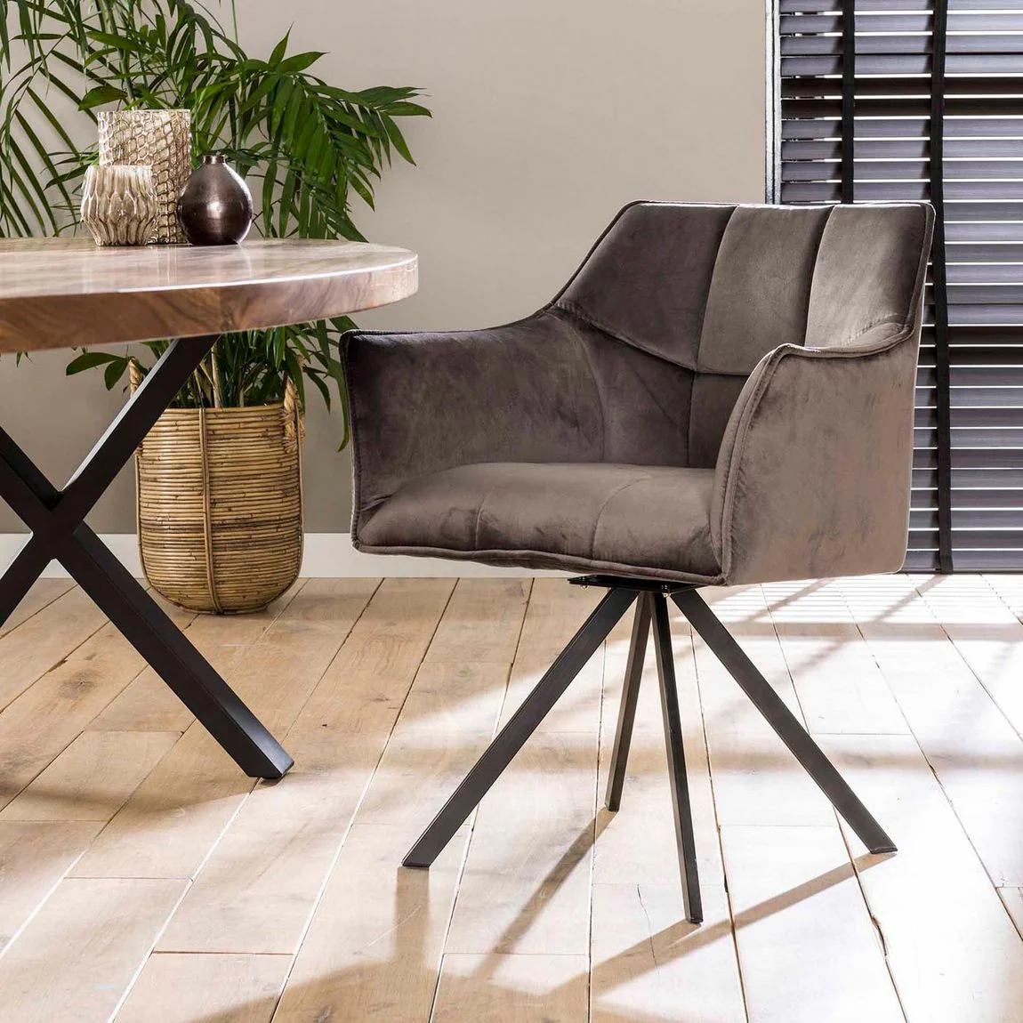 Esszimmergruppe 4-teilig Esstisch Oval Massivholz Saja Armlehnenstuhl Samt / Anthrazit