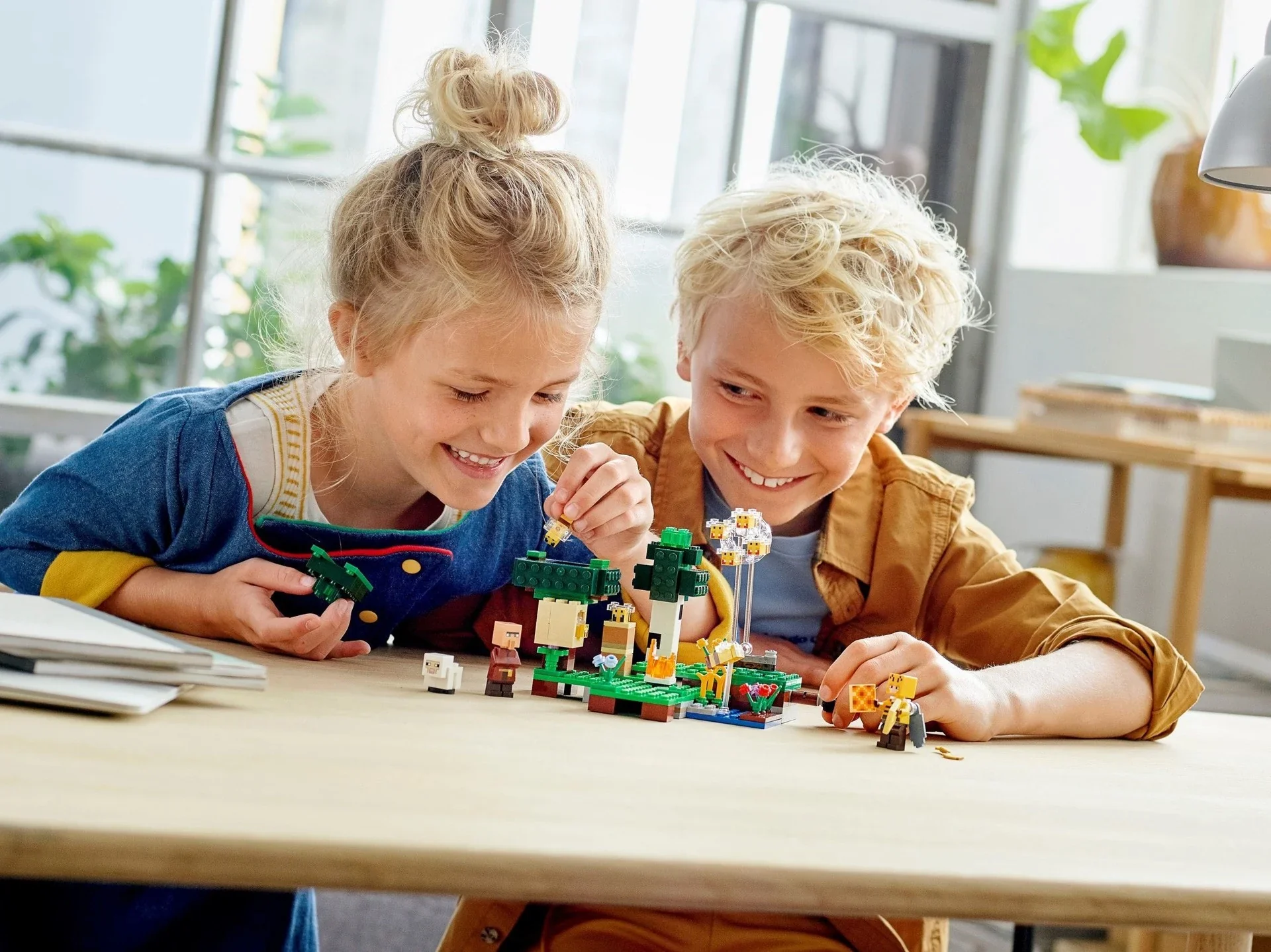 LEGO Minecraft – Die Bienenfarm (21165)